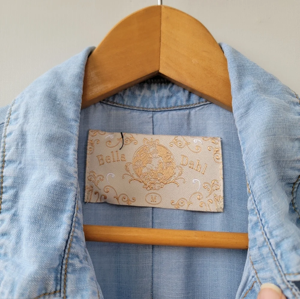 Bella Dahl Chambray Blouse Size Medium Blue Split Back Roll Tab Sleeves Coastal - Picture 9 of 16